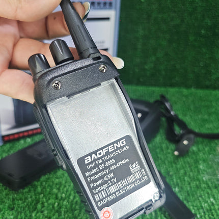 Ricetrasmittente portatile 16 canali 5w trasmittente radio uhf ricetrasmettitore distanza 3Km con base di ricarica e cuffia - enzoled
