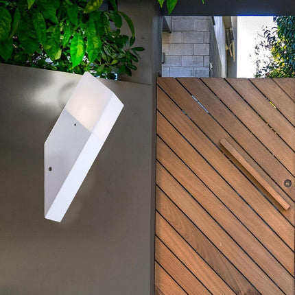 Applique a muro oblique per esterno con attacco E27 in alluminio lampada da parete per balcone terrazzo facciata casa IP44 - enzoled