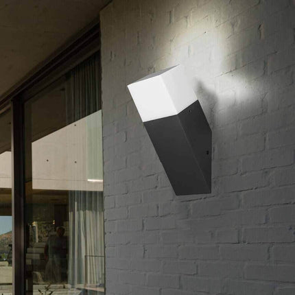 Applique a muro oblique per esterno con attacco E27 in alluminio lampada da parete per balcone terrazzo facciata casa IP44 - enzoled