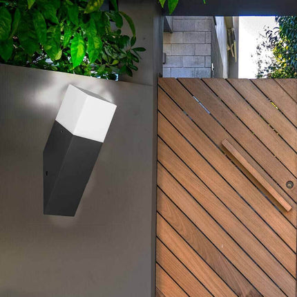 Applique a muro oblique per esterno con attacco E27 in alluminio lampada da parete per balcone terrazzo facciata casa IP44 - enzoled