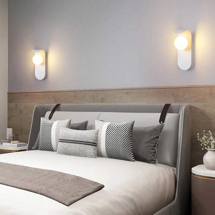 Applique da parete moderno lampada da muro decorativa in metallo bianco con sfera in vetro per camera da letto soggiorno G9 - enzoled