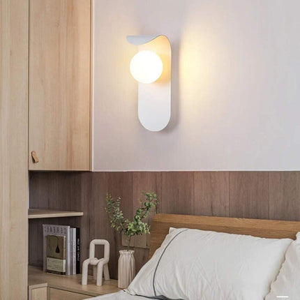 Applique da parete moderno lampada da muro decorativa in metallo bianco con sfera in vetro per camera da letto soggiorno G9 - enzoled