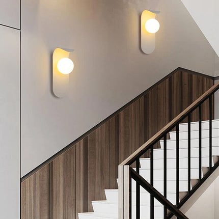 Applique da parete moderno lampada da muro decorativa in metallo bianco con sfera in vetro per camera da letto soggiorno G9 - enzoled