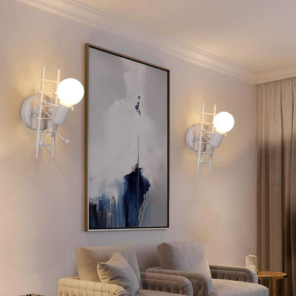 Applique da parete decorativo a forma di omino sulla scala lampada da muro in metallo attacco E27 arredo casa soggiorno - enzoled