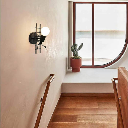 Applique da parete decorativo a forma di omino sulla scala lampada da muro in metallo attacco E27 arredo casa soggiorno - enzoled