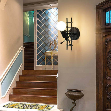 Applique da parete decorativo a forma di omino sulla scala lampada da muro in metallo attacco E27 arredo casa soggiorno - enzoled