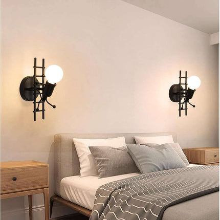 Applique da parete decorativo a forma di omino sulla scala lampada da muro in metallo attacco E27 arredo casa soggiorno - enzoled