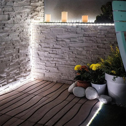 Striscia led 2835 strip flessibile da 5 metri bobina adesiva 600 led smd per interno e esterno IP55 enzoled