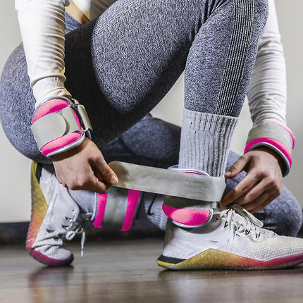 Coppia di pesi in sabbia regolabili per polso e caviglia per allenarsi da 0,5 0,750 1 1,5 Kg muscoli gambe e braccia fitness palestra sport rosa - enzoled