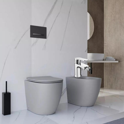 Rubinetto per bagno moderno miscelatore orientabile design quadrato per bidet in ottone cromato lucido modello Allure - enzoled