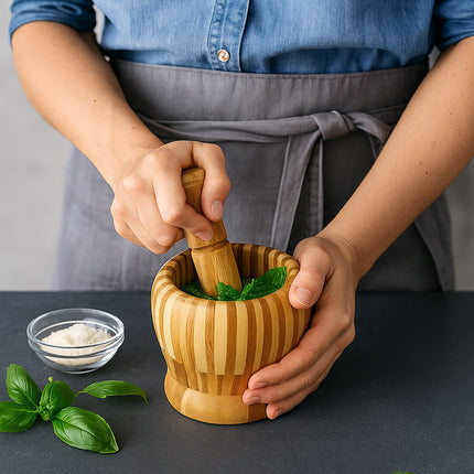 Mortaio con pestello in legno a strisce per pesto utensile da cucina