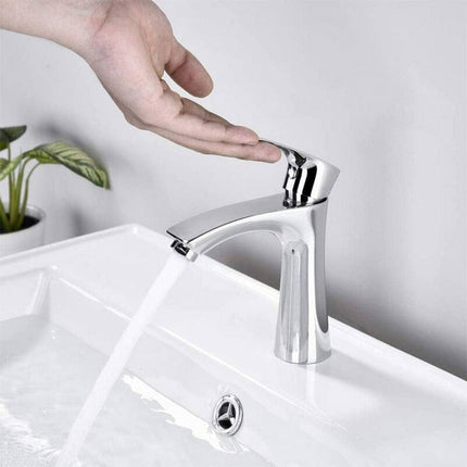 Rubinetto per lavandino da bagno moderno miscelatore cromato modello Love - enzoled