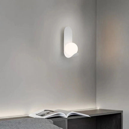 Applique da parete moderno lampada da muro decorativa in metallo bianco con sfera in vetro per camera da letto soggiorno G9 - enzoled