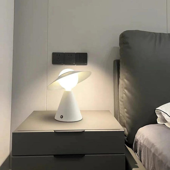 Lampada da tavolo decorativa con paralume a cappello orientabile stile contemporaneo lume da comodino E27 - enzoled