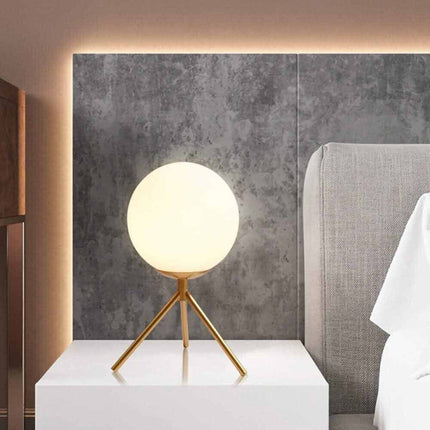 Lampada da tavolo minimalista bronzo treppiedi con sfera lume abat jour per soggiorno open space G9 - enzoled