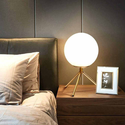 Lampada da tavolo minimalista bronzo treppiedi con sfera lume abat jour per soggiorno open space G9 - enzoled