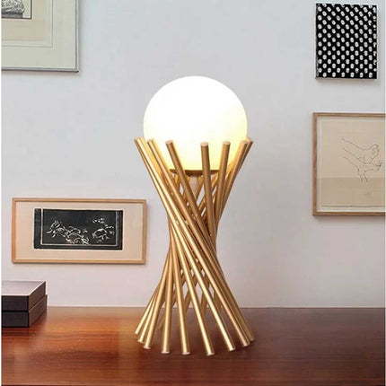 Lampada da tavolo tubolare minimalista lume in metallo bronzo con una sfera in vetro per camera da letto G9 - enzoled